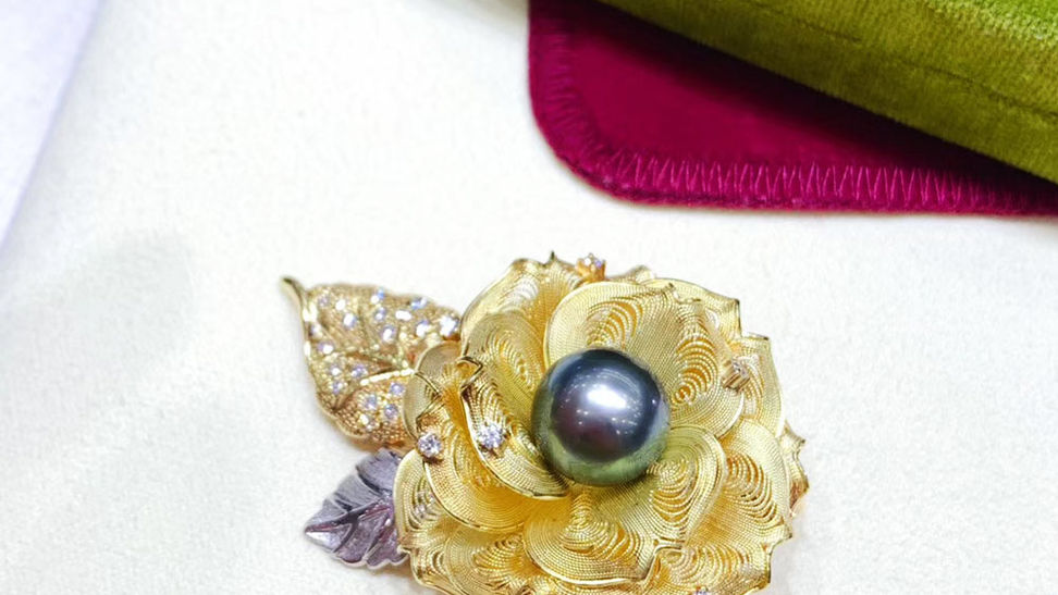 11.5mm Tahitian Pearl Pendant Brooch 18k Gold w/ Diamond - AAAA